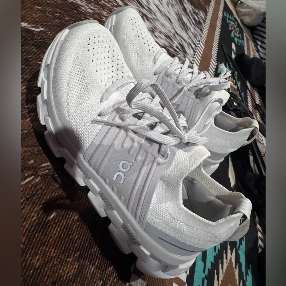 Women’s on cloud swift 3 

Size 6.5 

Paid 160 asking 130